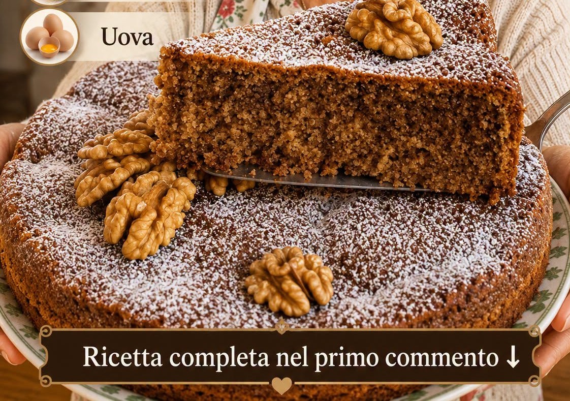 Torta alle noci soffice con superficie spolverizzata di zucchero a velo